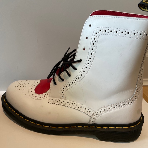 Dr. Martens Bentley II White w/ Red Hearts - Picture 7 of 9